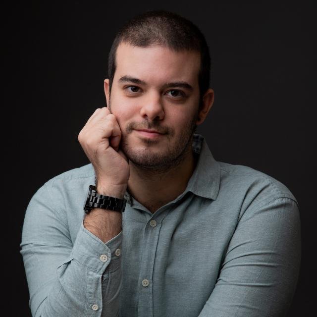 Leonardo Santa Cecília apoiando o rosto na mão, em fundo escuro